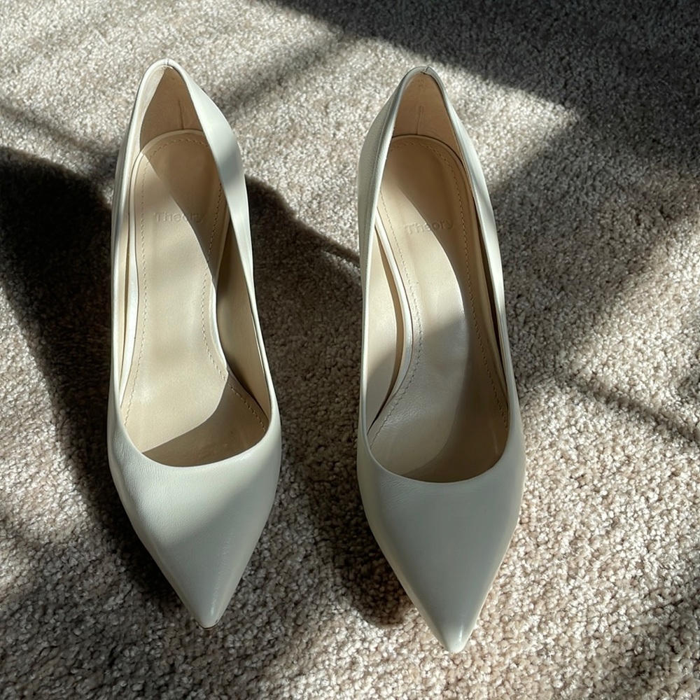 Theory cream pumps size 37